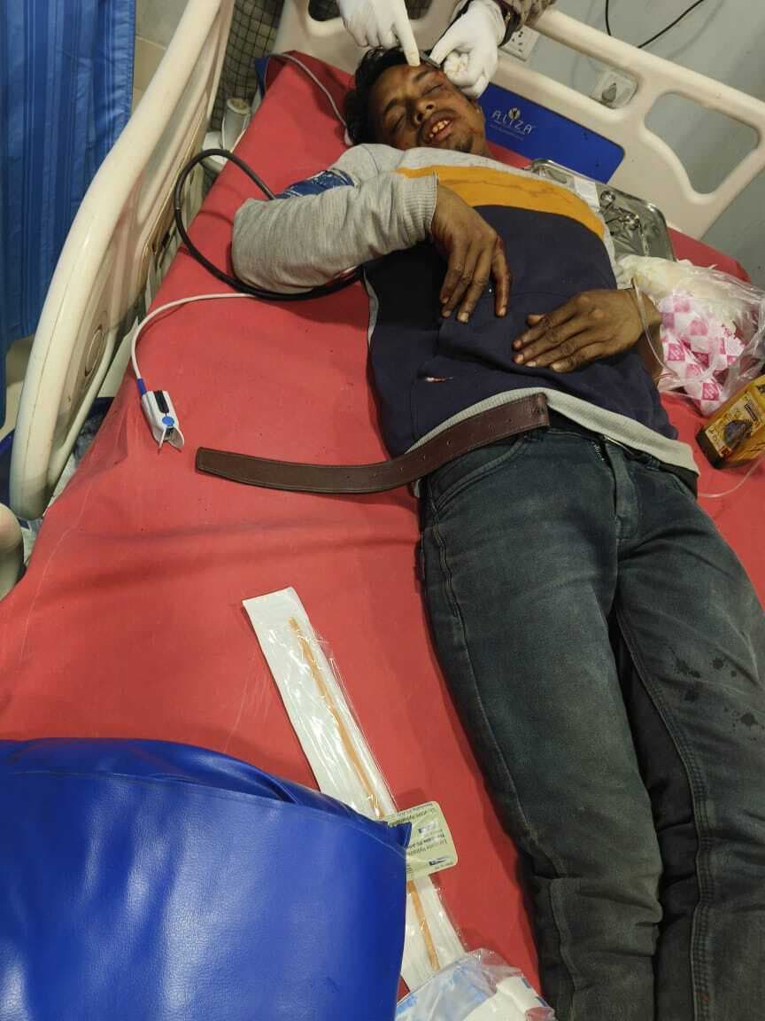 प्रयागराज से लौट रही बस ने बाइक सवार तीन युवक को रौंदा, एक की मौत, दो घायल