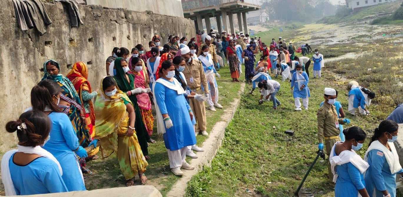 hajipur news. निरंकारी मिशन ने काली घाट पर चलाया स्वच्छता अभियान