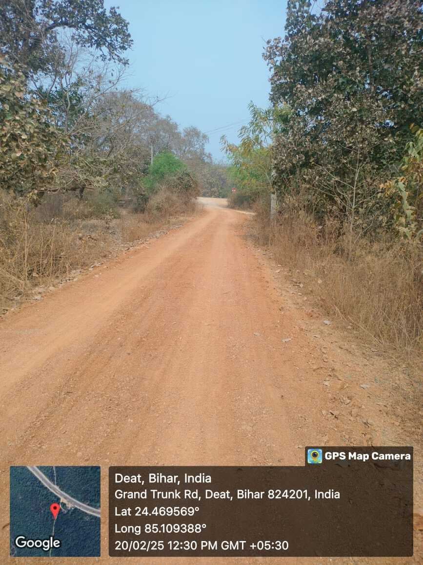 सड़क पर मिट्टी भराई का कोरम हो रहा है पूरा