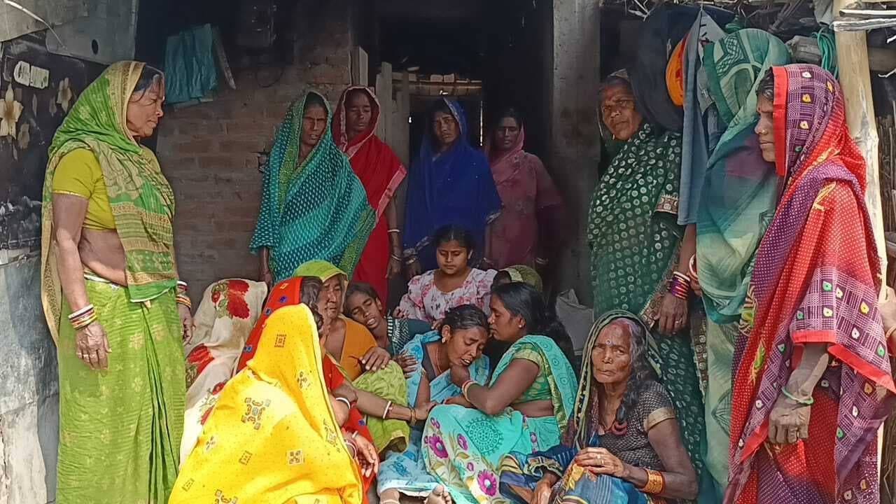 hajipur news. पुरखौली में सड़क हादसे में मोपेड सवार एक किशोर की मौत, दो जख्मी