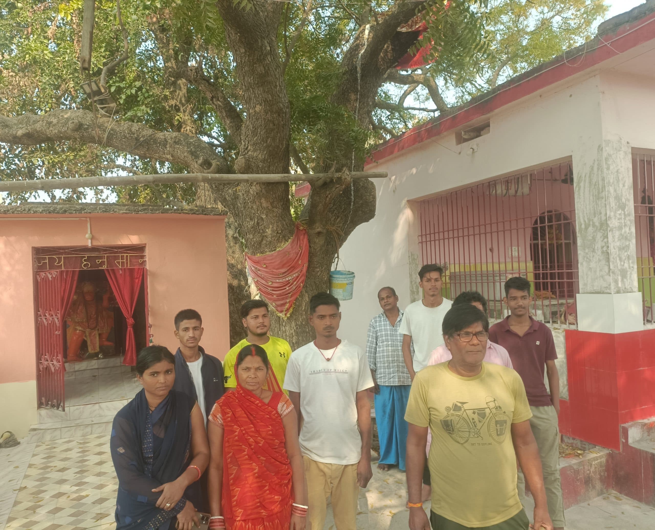 नीम के पेड़ से निकल रहा दूध जैसा तरल पदार्थ, लोगाें ने शुरू की पूजा