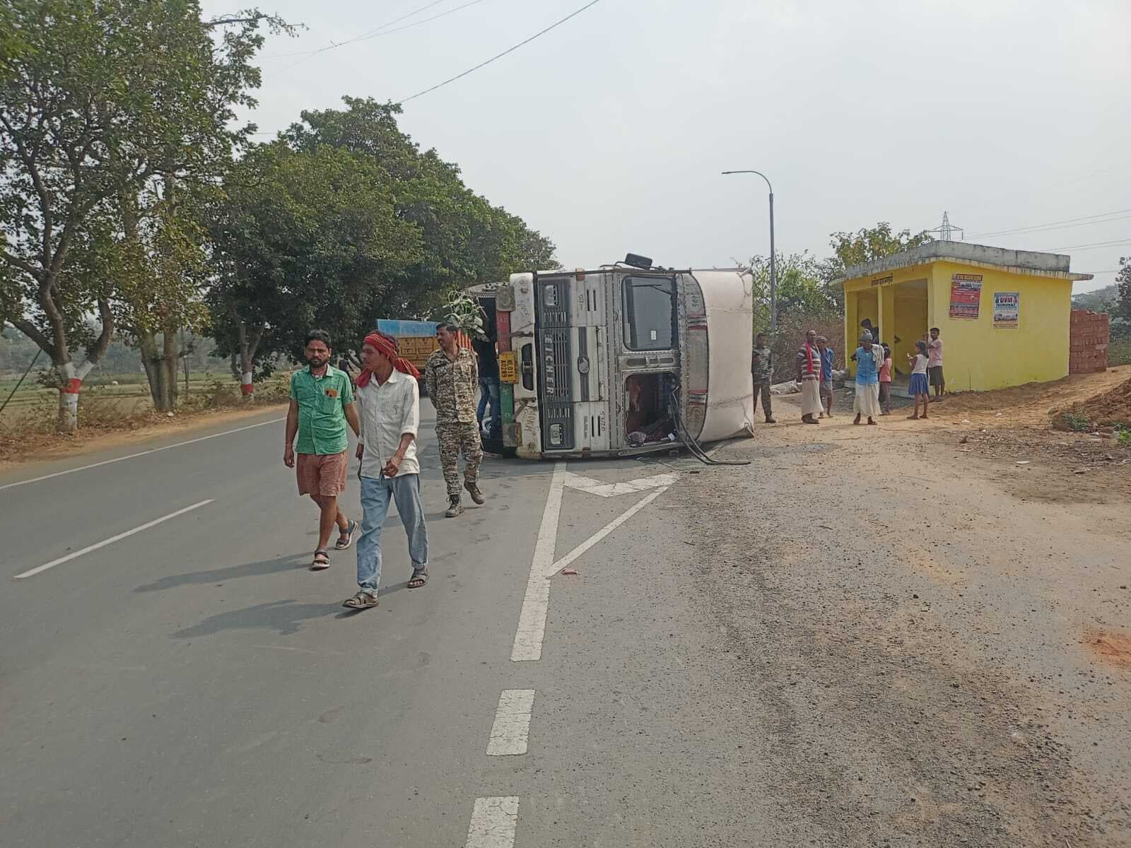 मोटरसाइकिल सवार को बचाने में पलटा कंटेनर