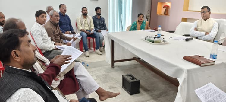 कृषकों को पंचायत में शिविर लगाकर बिजली मीटर देने की उठी मांग