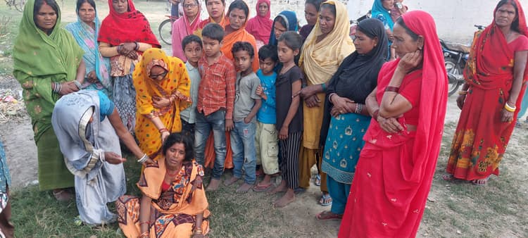 ट्रक से टक्कर में बाइक सवार दो युवक की मौत, एक लड़की घायल