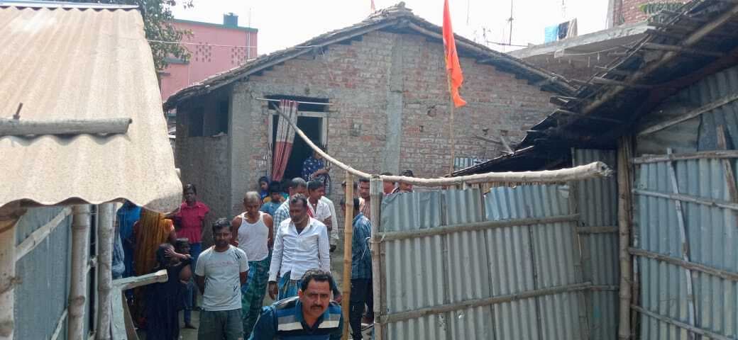 दस्तक देकर घर का गेट खुलवाया, खोलते ही महिला के सीने में मार दी गोली