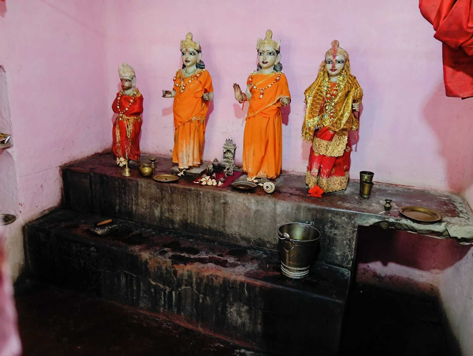 मंदिर से चार प्रतिमाओं का मुकुट चोरी, दिया आवेदन