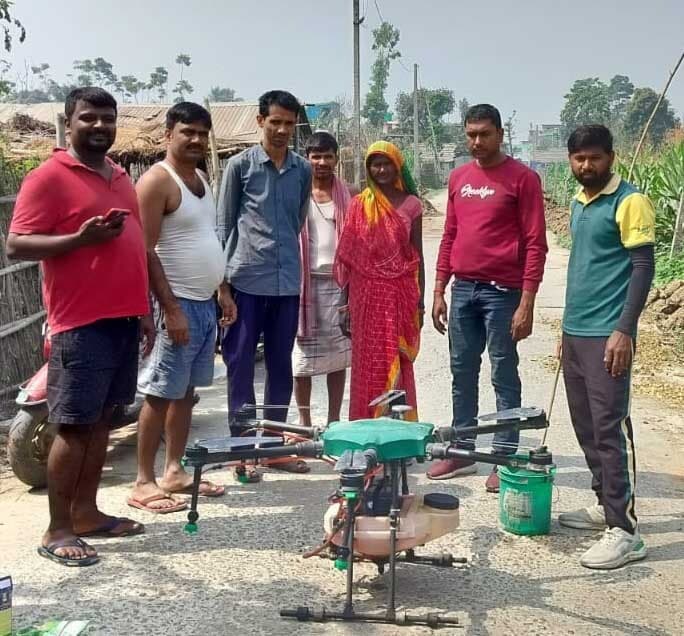 मक्के के खेत में ड्रोन से किया छिड़काव