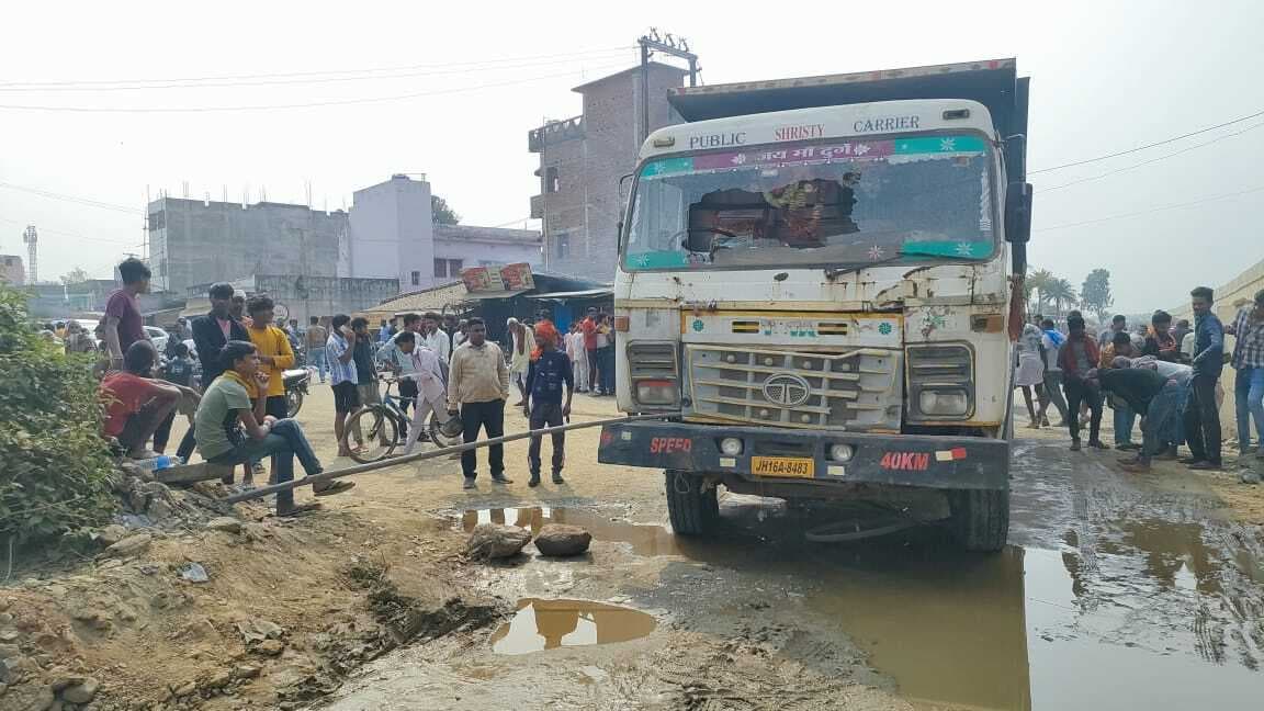 Accident News : ग्रामीणों ने गोड्डा-पंजवारा मार्ग को किया जाम, शीशा तोड़ा