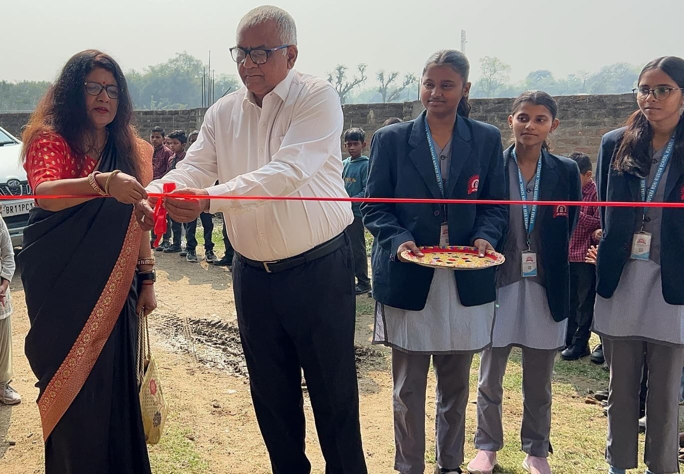 सांस्कृतिक कार्यक्रम में झूमे छात्र और उनके अभिभावक