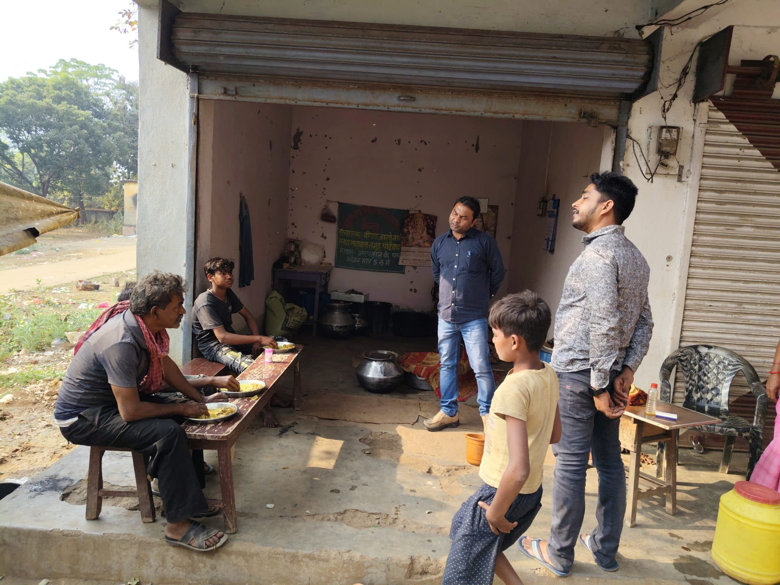 एमओ ने किया मुख्यमंत्री दाल भात केंद्र का निरीक्षण