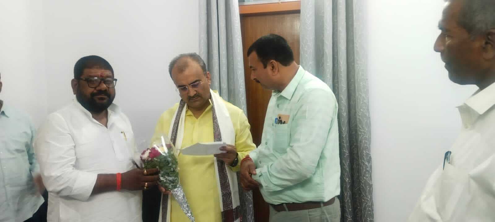 कृषि मंत्री को ज्ञापन सौंप कर केसीसी ऋण माफ करने की मांग की