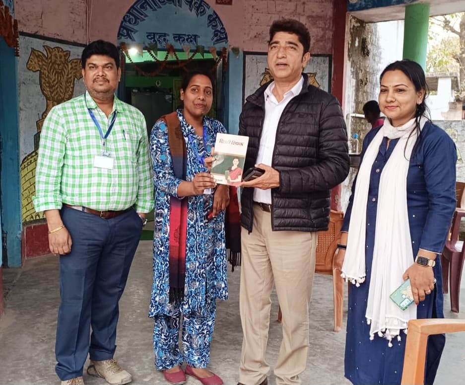 एसडीएम ने शिक्षिका की किताब दिहाड़ी शिक्षक का किया विमोचन