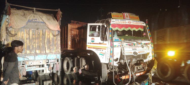 गेड़ाबाड़ी में देर रात दो ट्रकों में भीषण भिड़ंत, बालबाल बचे चालक व उपचालक