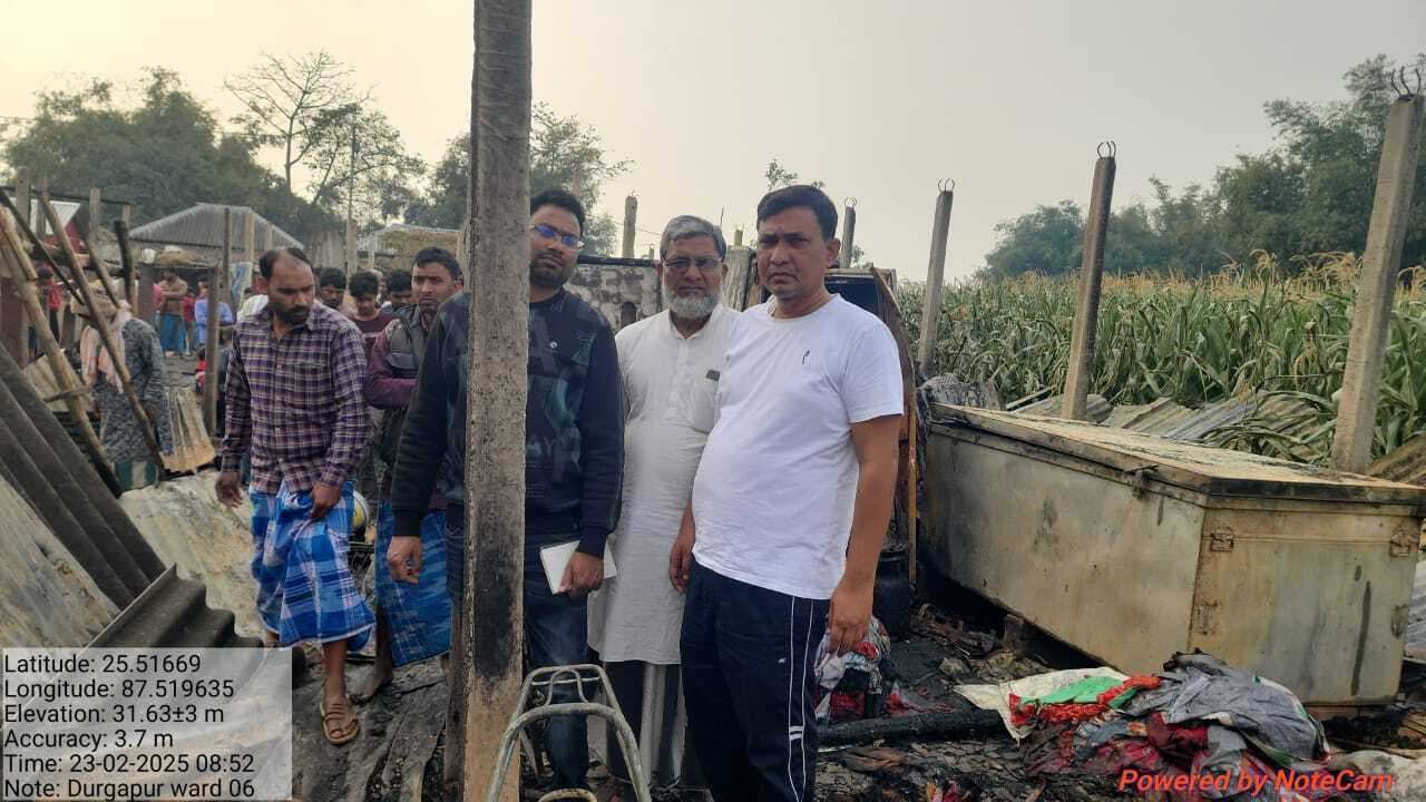 दुर्गापुर में लगी भीषण आग में आठ परिवारों के घर जलकर राख,दस लाख का नुकसान