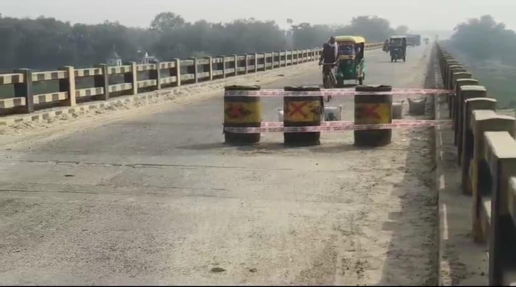 महानंदा नदी पर बना लाभा पुल पर भारी वाहनों के परिचालन बंद होने से व्यवसाय प्रभावित