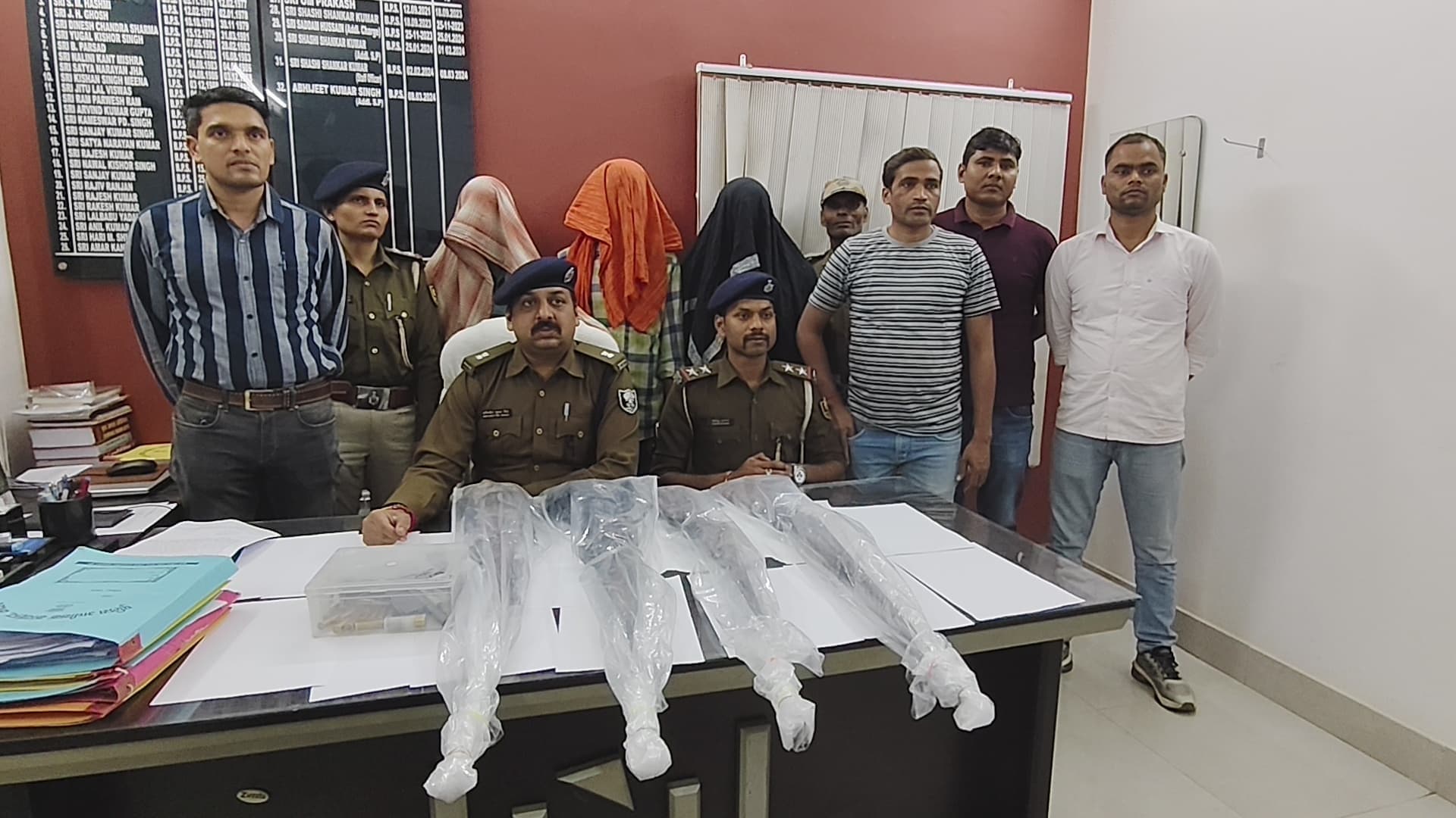 बड़ी अपराध की योजना बनाते हुए तीन अपराधियों को दो दोनाली बंदूक, कट्टा व कारतूस के साथ गिरफ्तार