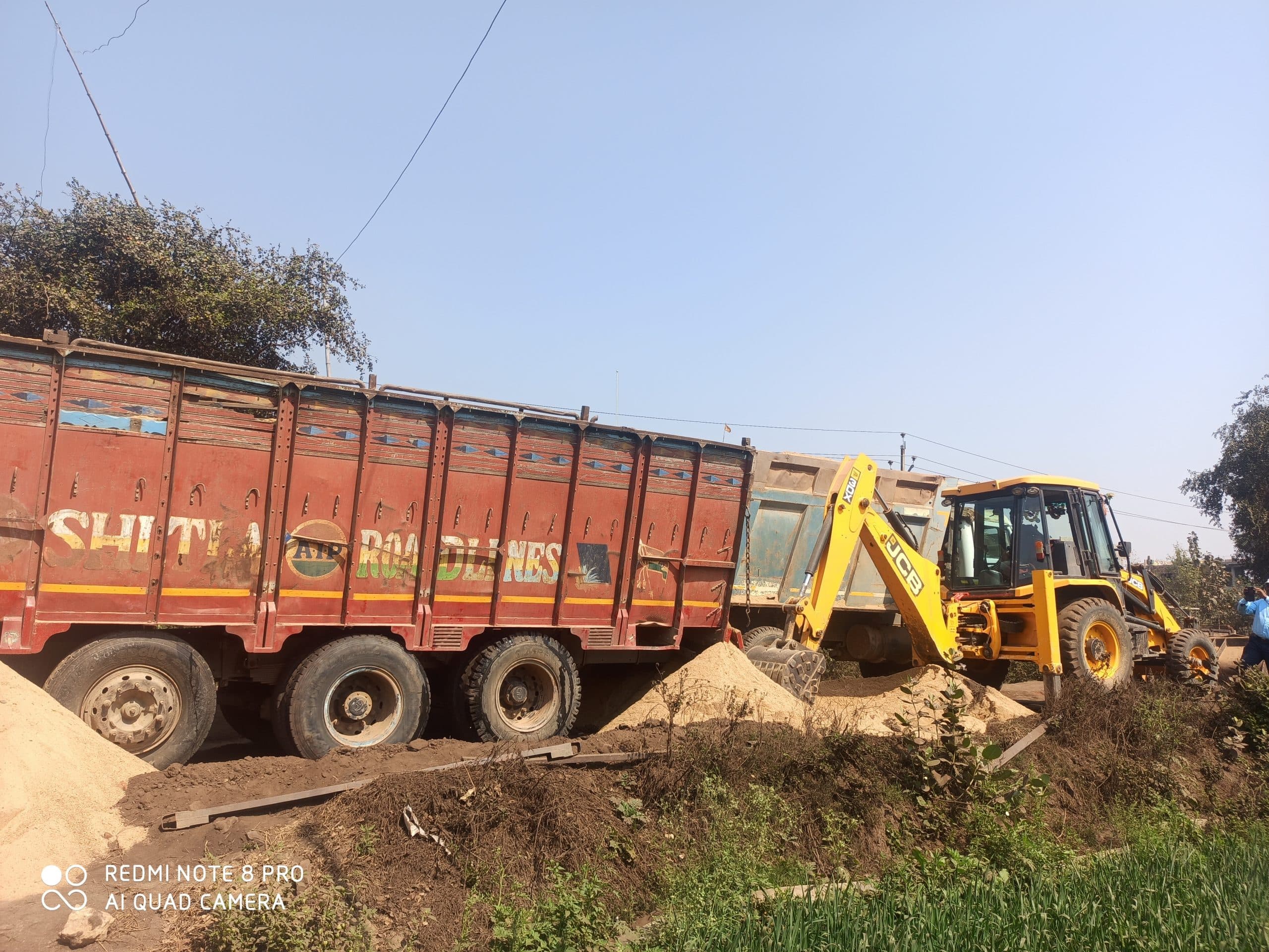 बालू चोरों ने दो दारोगा को पीटा, छिना मोबाइल