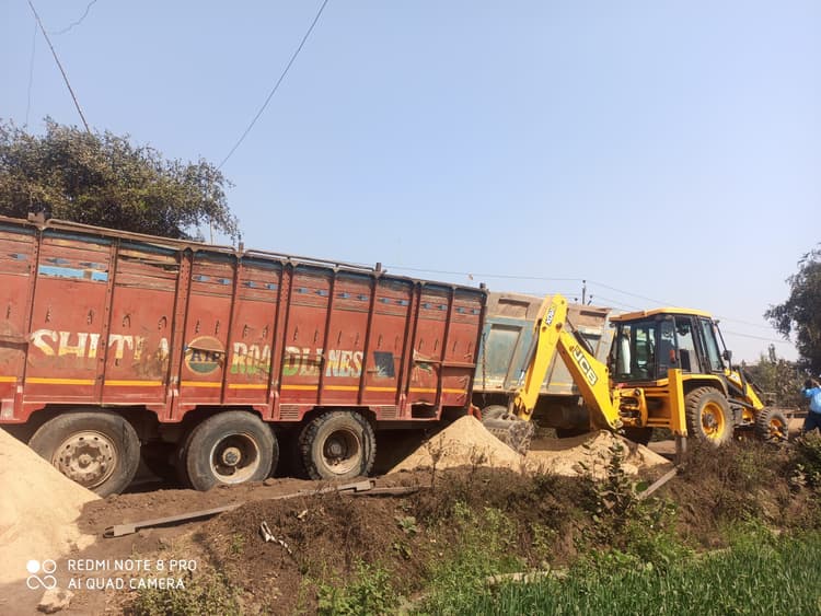 बालू चोरों ने दो दारोगा को पीटा, छिना मोबाइल