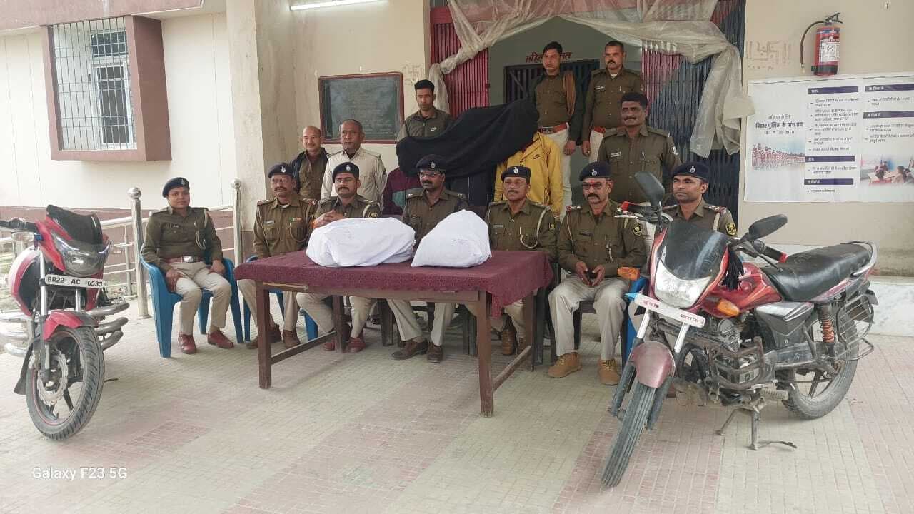 वाहन जांच के दौरान 16 किलो गांजा, तीन मोबाइल व दो बाइक जब्त, तीन गिरफ्तार