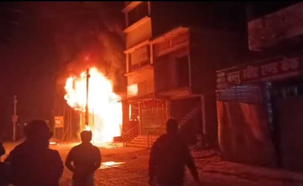 मैनाटांड़ बाजार के दुकान में लगी भीषण आग से 10 लाख की संपत्ति नष्ट