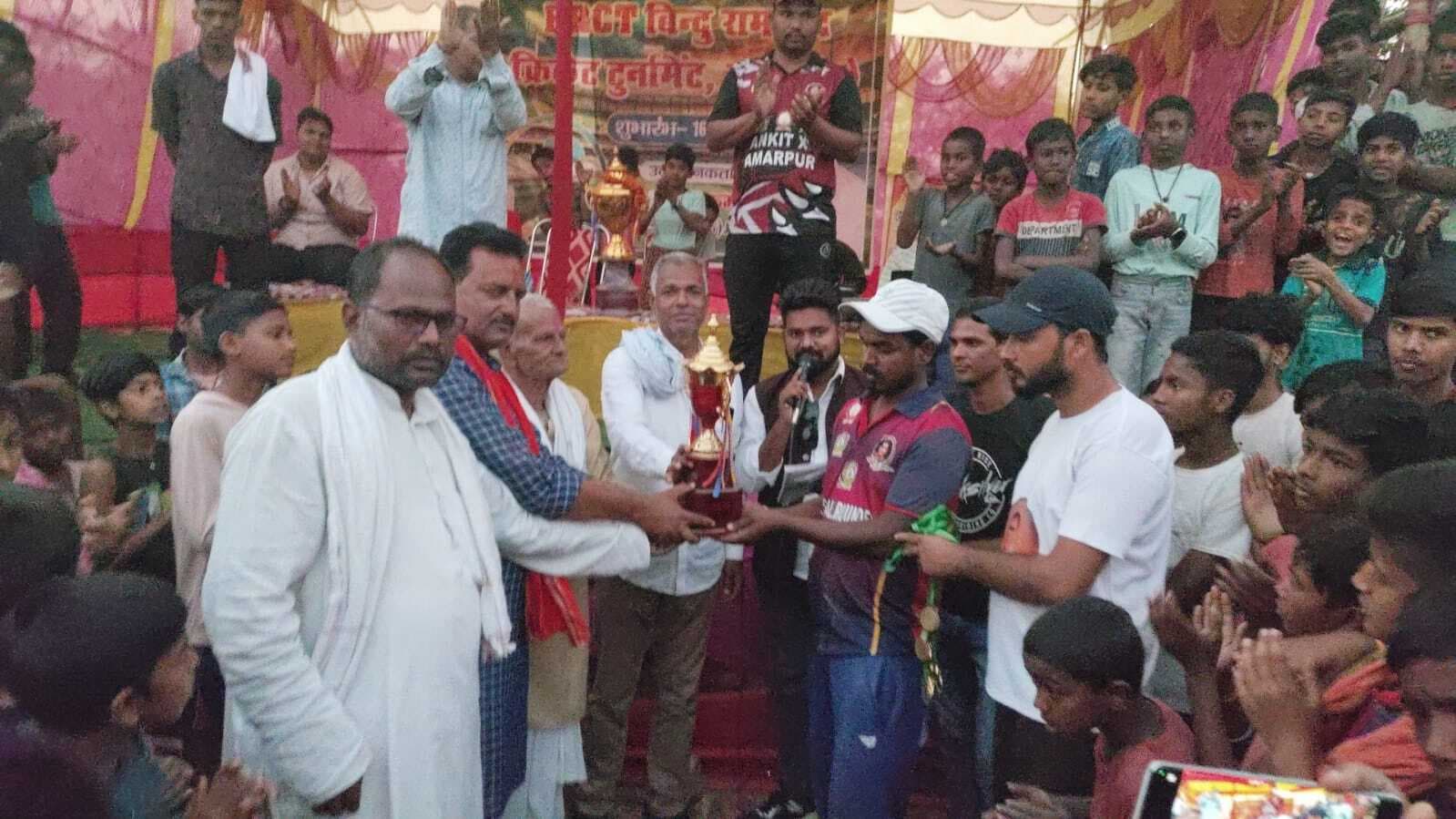 क्रिकेट टूर्नामेंट में नयागांव ने झौआ बहियार को हराया