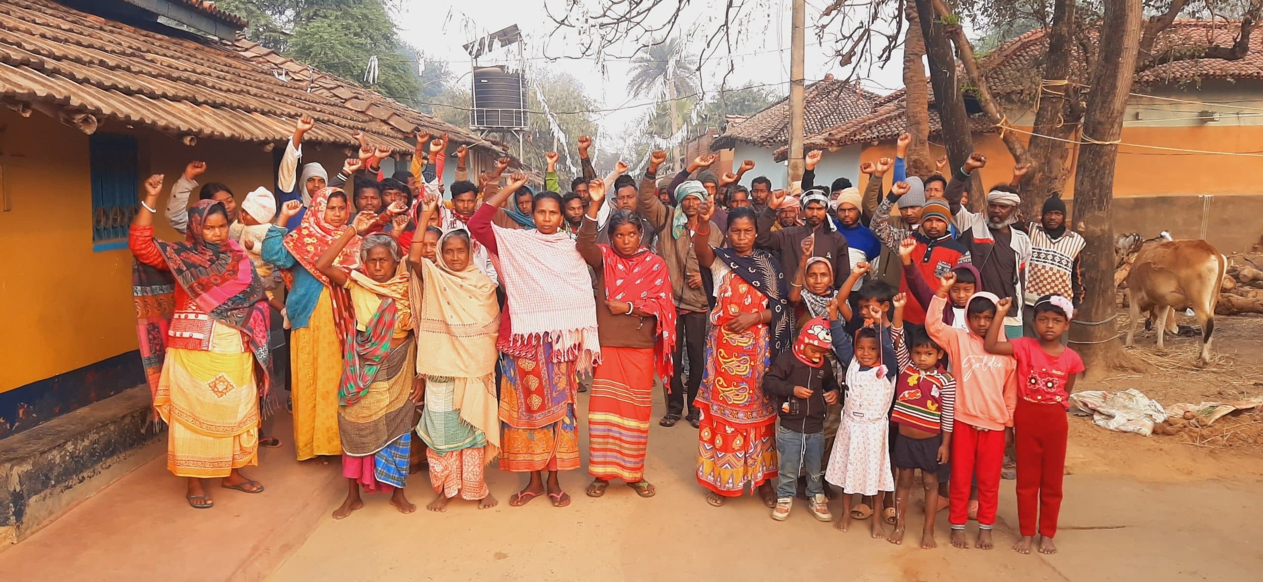 मरांग बुरु थान का पुराना फोटो लगाने पर भड़के ग्रामीण, ओलचिकी में बैनर न लगवाने पर भी जताया आक्रोश