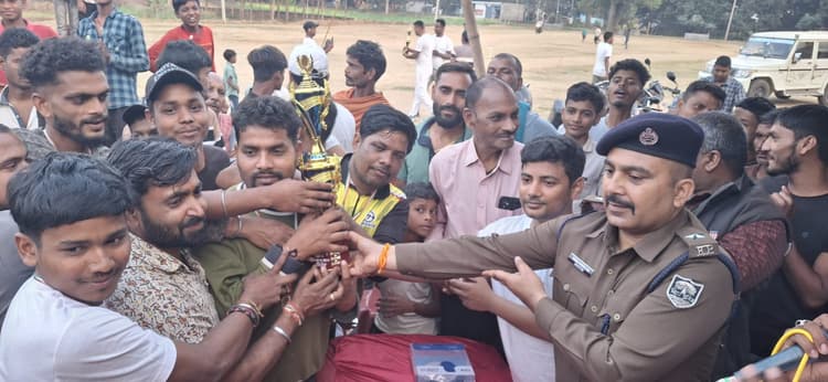 पुलिस सप्ताह दिवस पर क्रिकेट टूर्नामेंट का हुआ आयोजन