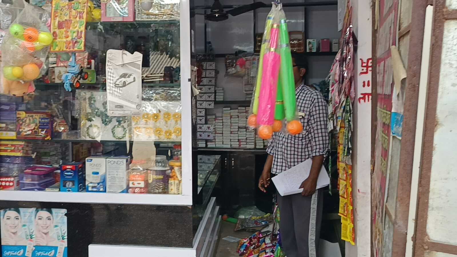 दुकान का ताला तोड़कर नकदी समेत लाखों का समान ले गये चोर