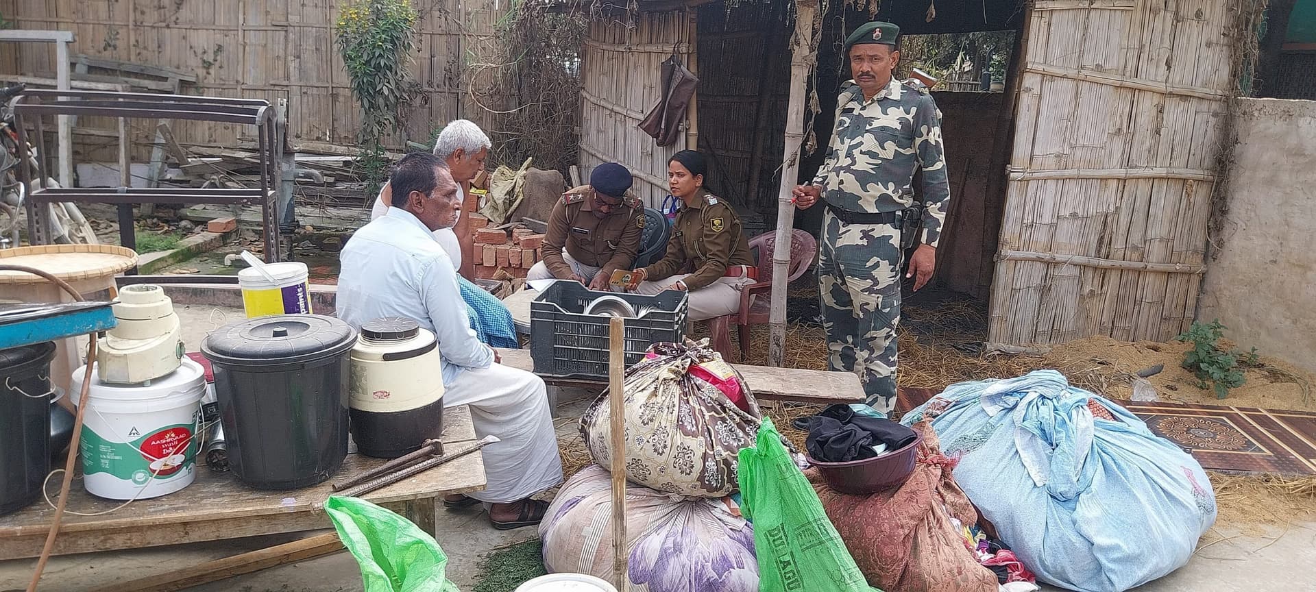 Madhubani News : हरिमोहन झा हत्याकांड मामले में दो आरोपित के घर पुलिस ने की कुर्की जब्ती