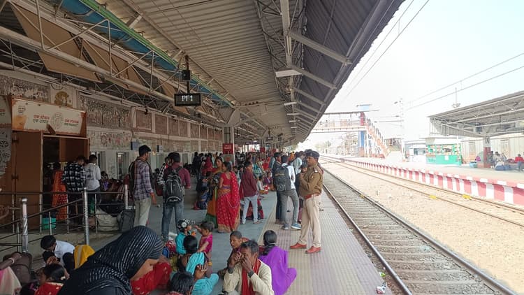 Madhubani News : महाकुंभ जाने वाले यात्रियों के लिए रेलवे ने की विशेष व्यवस्था