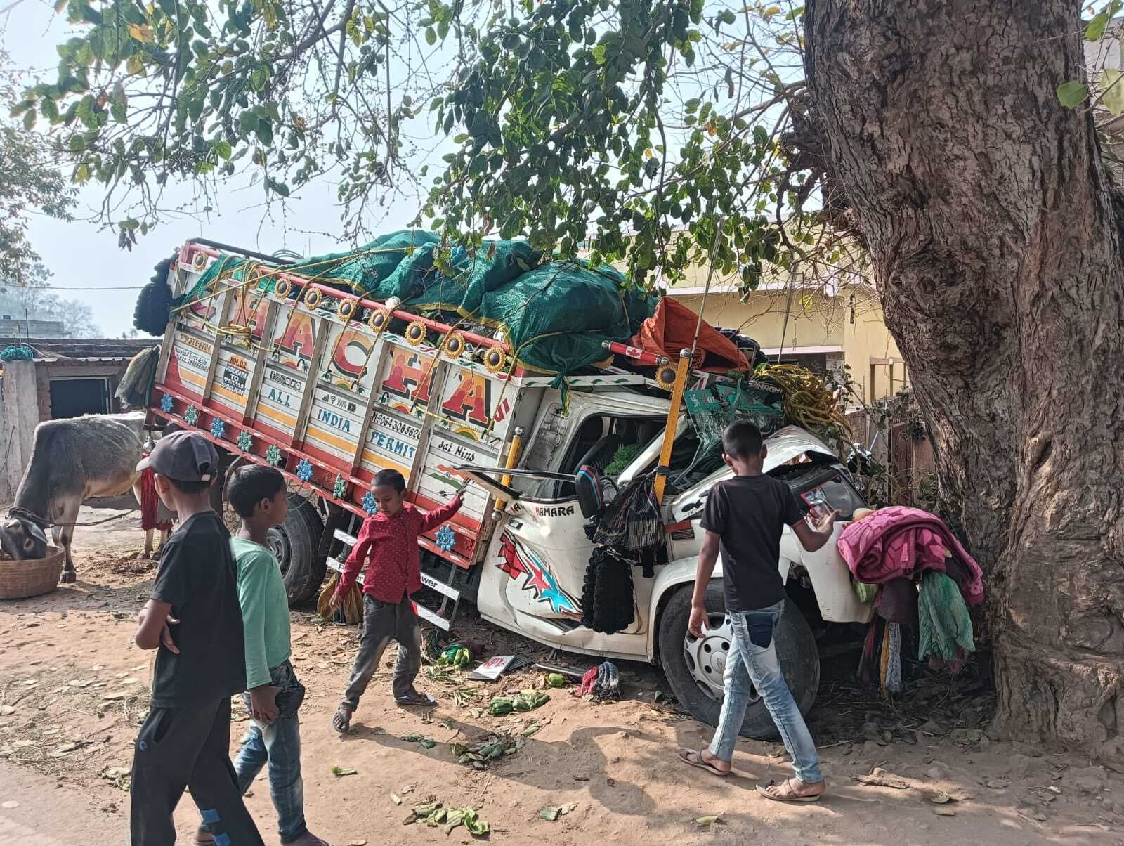 Giridih News :अनियंत्रित होकर पेड़ से टकराया पिकअप वैन