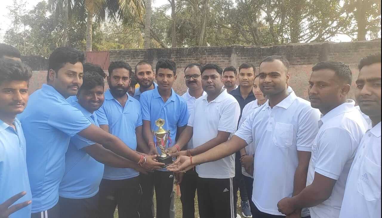 Madhubani News : फ्रेंडली क्रिकेट मैच में पब्लिक इलेवन की टीम 10 विकेट से विजयी