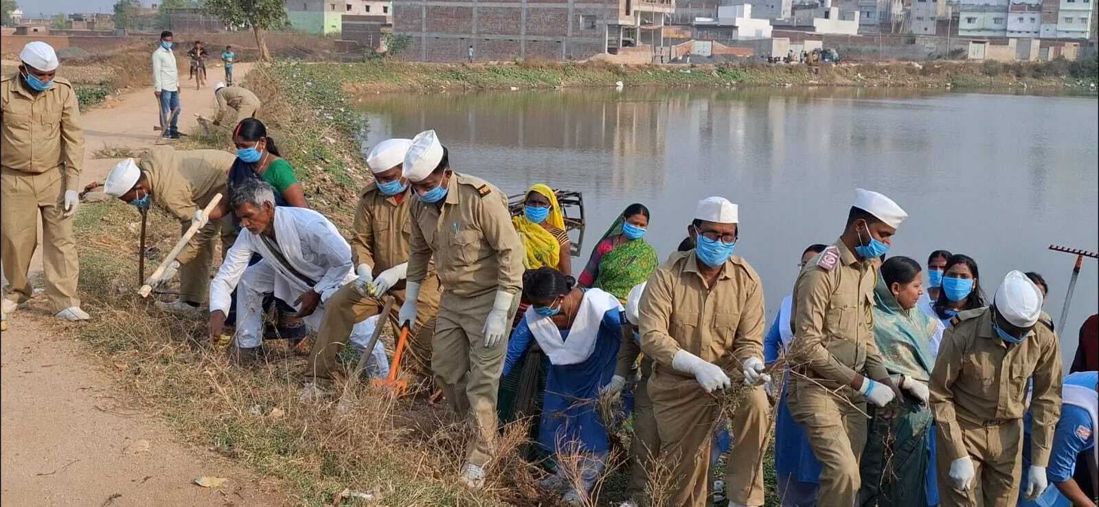 Giridih News :संत निरंकारी मंडल ने की कटोनिया तालाब की सफाई