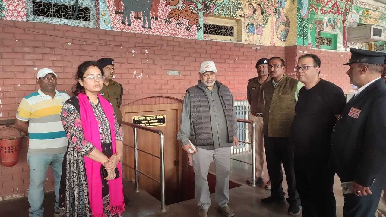 Maha Kumbh Mela: डीआरएम ने किया स्टेशन का निरीक्षण, क्राउड मैनेजमेंट की समीक्षा