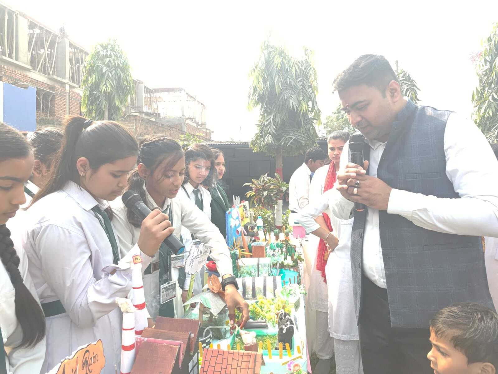 सेंट स्टीफन्स स्कूल में विज्ञान प्रदर्शनी में बच्चों को किया गया सम्मानित