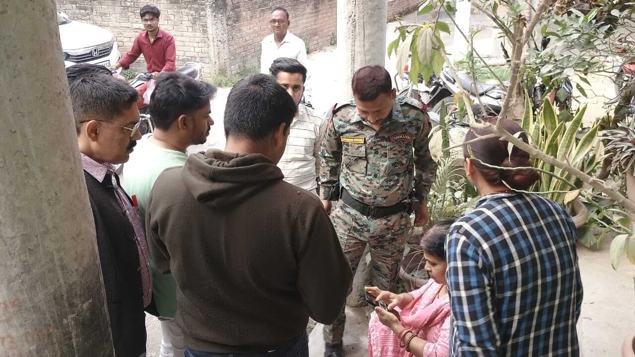 पुलिस की वर्दी में घात लगाये बाइक सवार बदमाशों ने महिला के गले से सोने की चेन छीनी