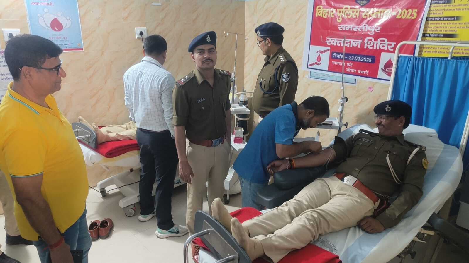 जरूरतमंदों की बचे जान, पुलिस ने किया रक्तदान