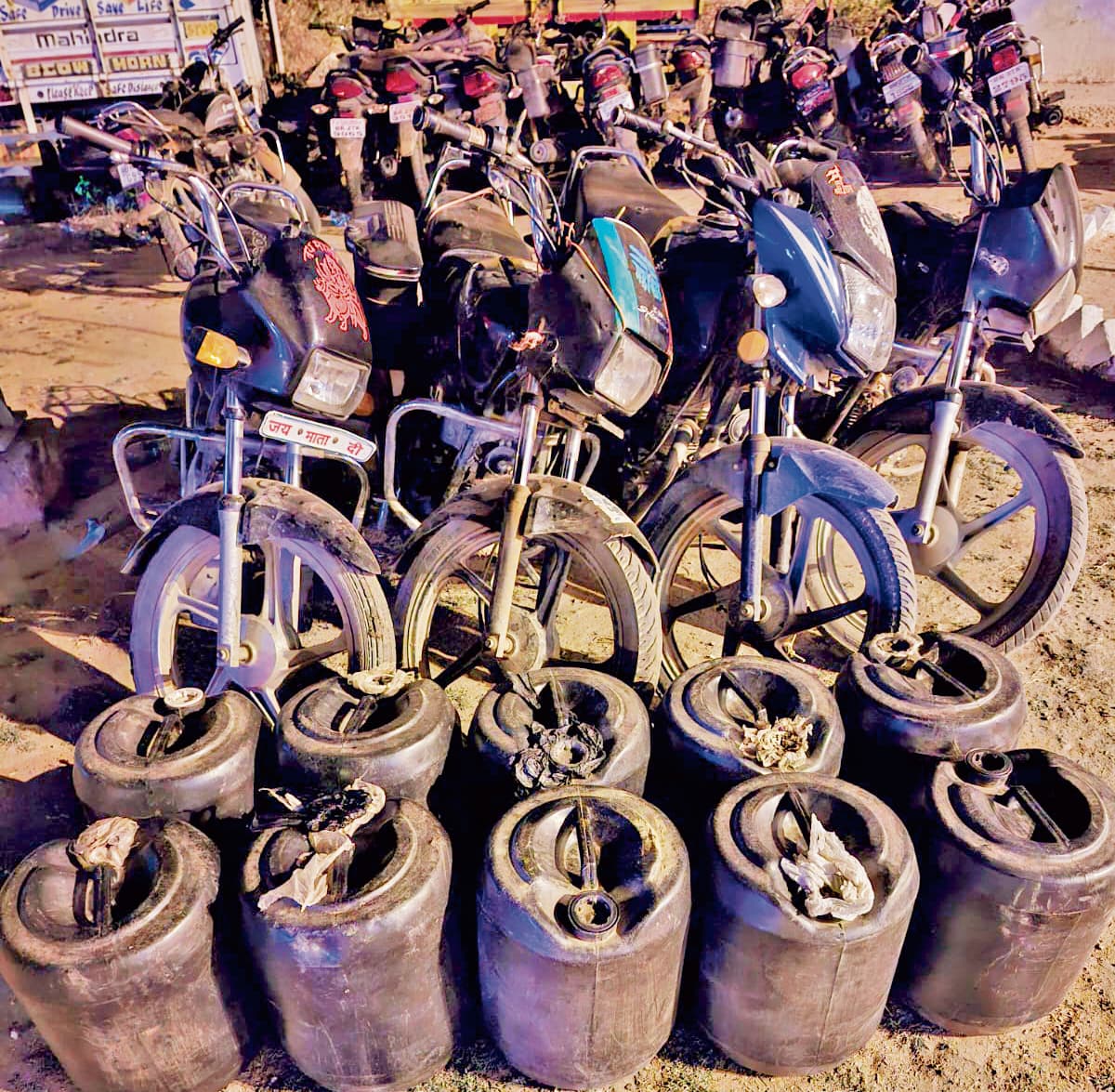 जामुनदाहा जंगल के रास्ते से चार बाइकों पर लदी 300 लीटर शराब जब्त