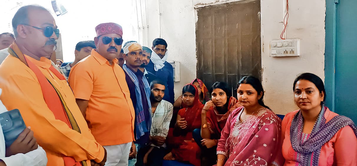 पड़रिया गांव के पीड़ित परिवार से मिलने पहुंची पटना की टीम