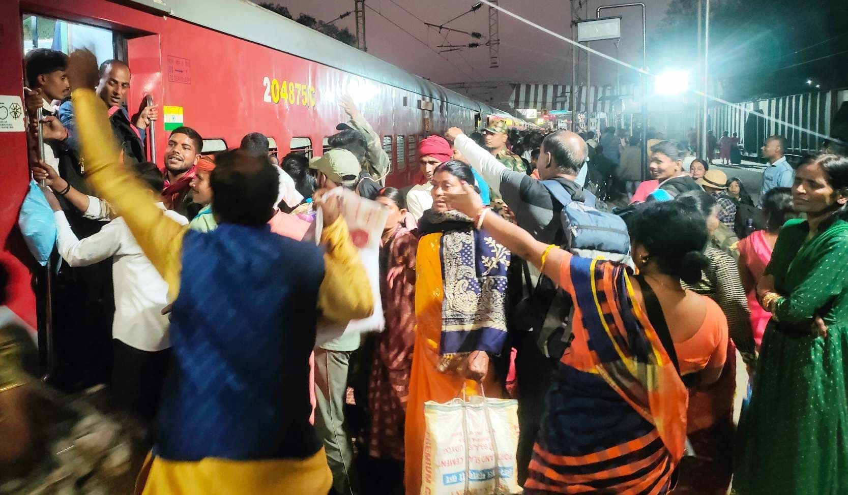 Bokaro News : कुंभ जाने के लिए चंद्रपुरा स्टेशन पर उमड़ी भीड़