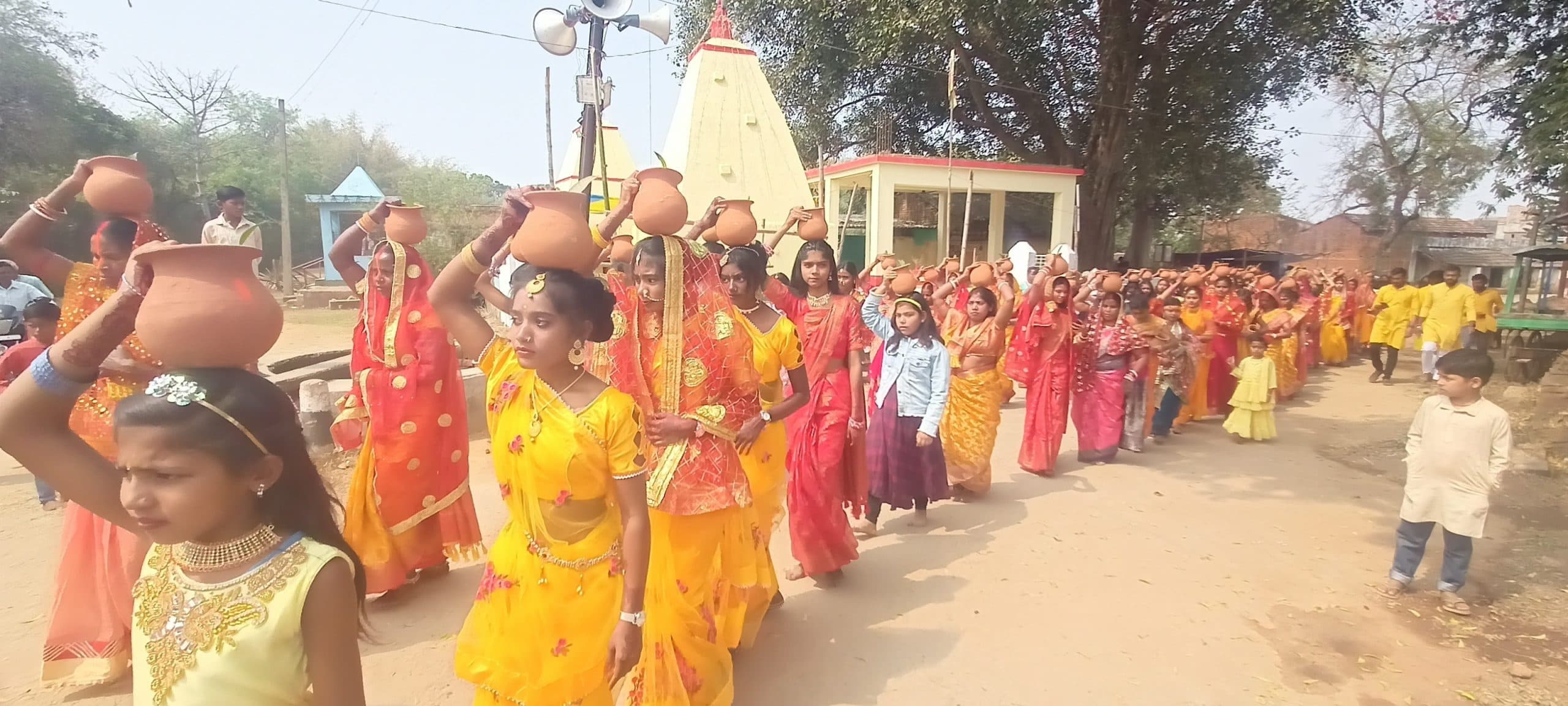 चितरा में यज्ञ को लेकर निकाली गयी कलश यात्रा