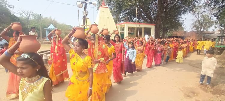 चितरा में यज्ञ को लेकर निकाली गयी कलश यात्रा