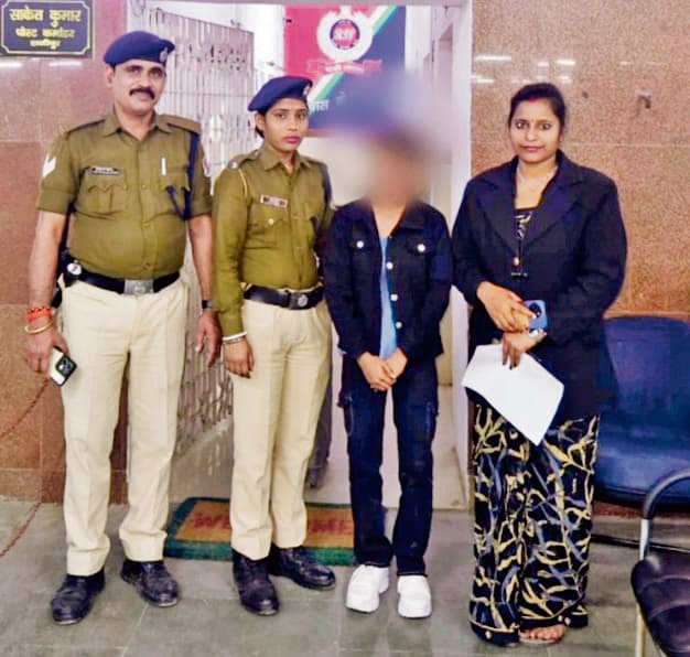 hajipur news. दिल्ली से भटक कर हाजीपुर पहुंची किशाेरी को आरपीएफ ने चाइल्ड हेल्प लाइन को सौंपा