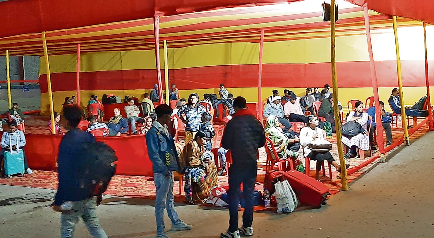 hajipur news. महाकुंभ को लेकर नहीं कम हो रही ट्रेन में यात्रियों की भीड़