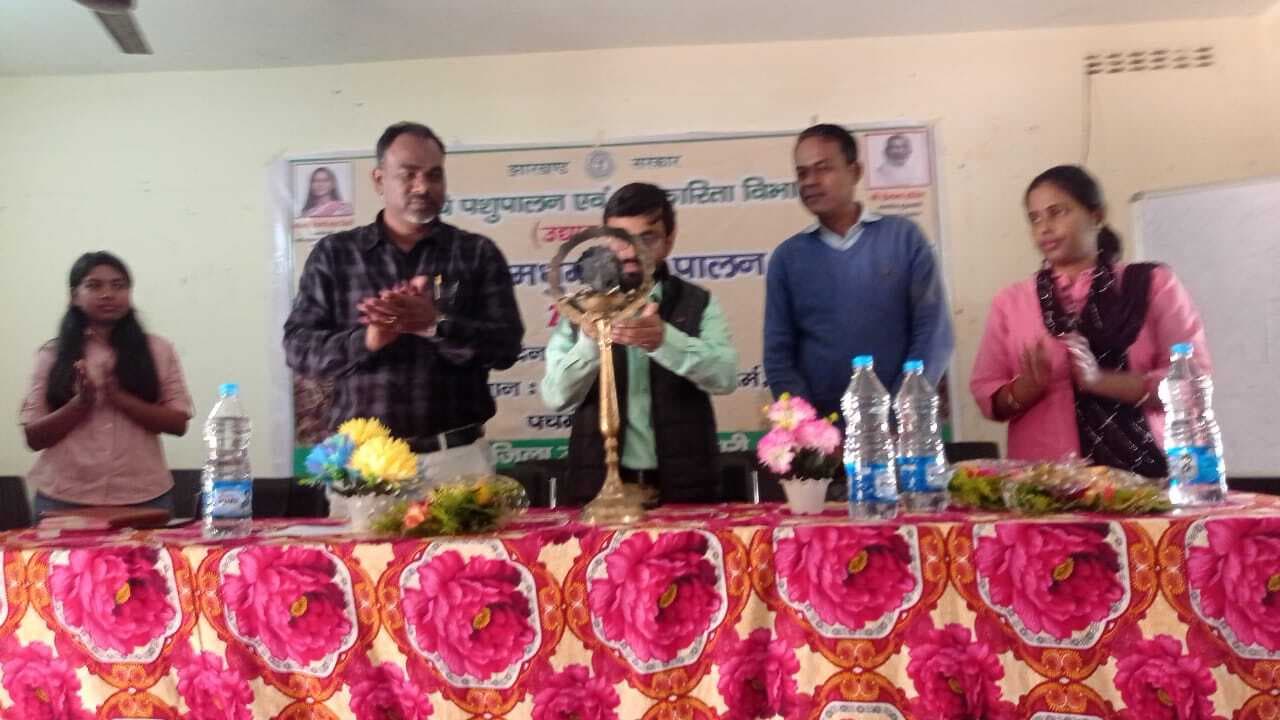 Giridih News :किसानों को मिली मधुमक्खी पालन की जानकारी