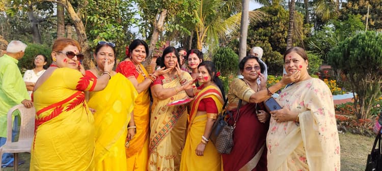 East singhbhum News : आमार मोन भालो ना, प्रेम कोरे सुख होलो ना... गीत पर झूमे लोग