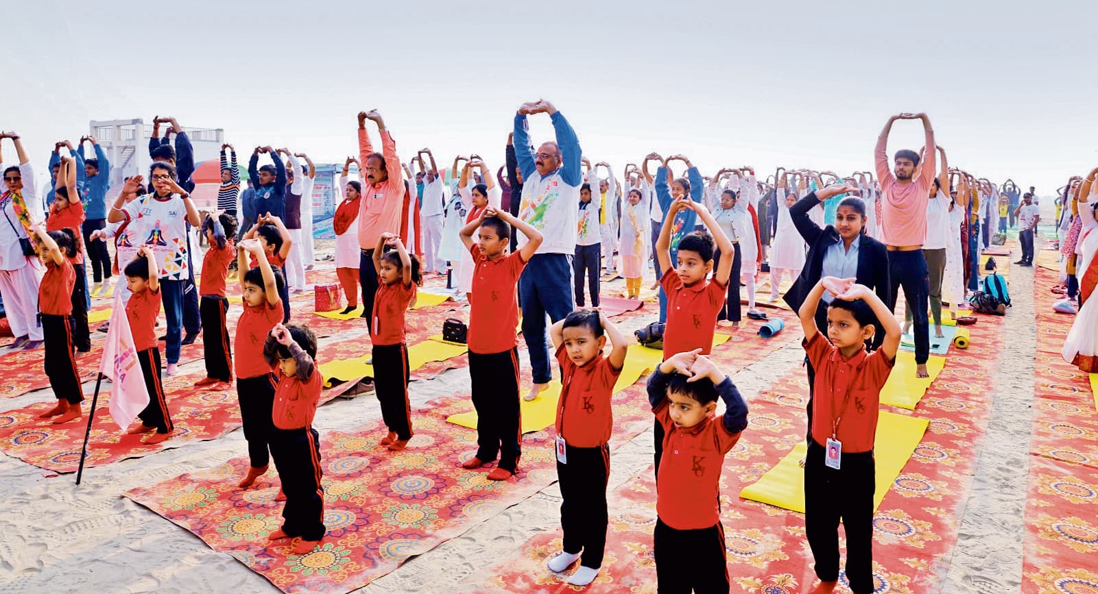 फिट इंडिया योग महोत्सव में जुटे हजारों लाेग, सीखे योग के गुर