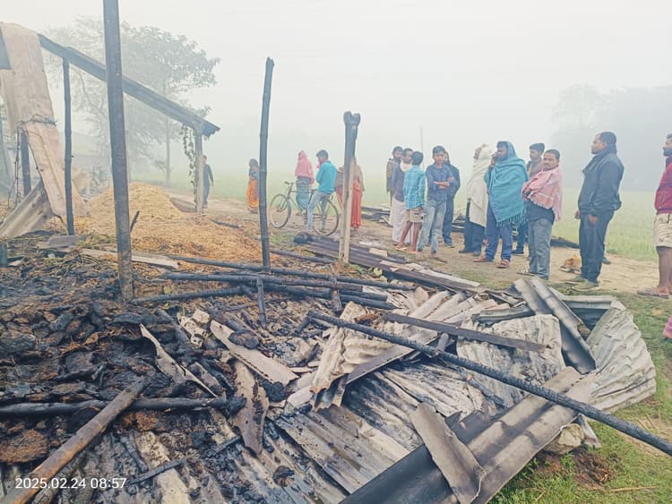 आग लगने से पांच घर सहित दो लाख की संपत्ति जलकर राख