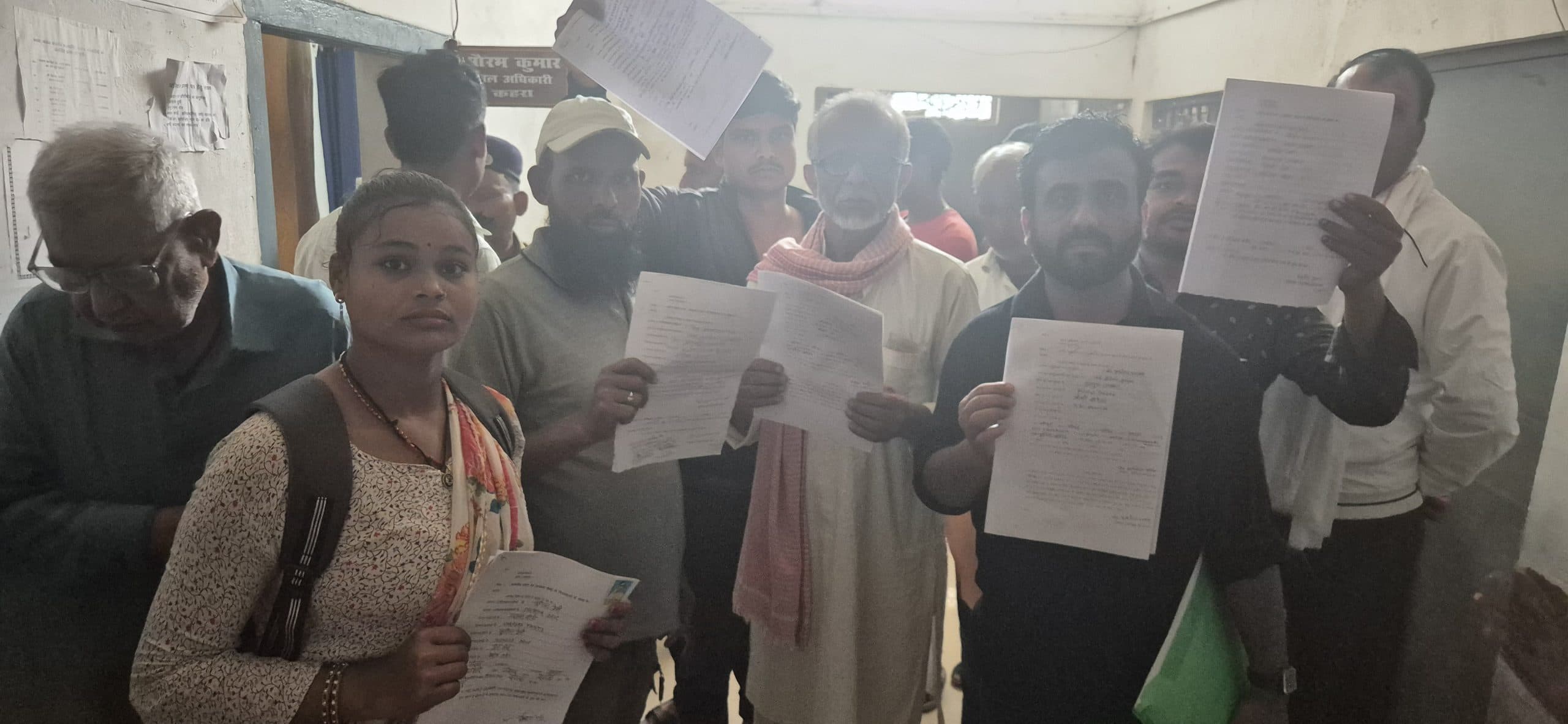 अंचल कार्यालय पहुंचे लाभुकों ने सीआई पर लगाया परेशान करने का आरोप