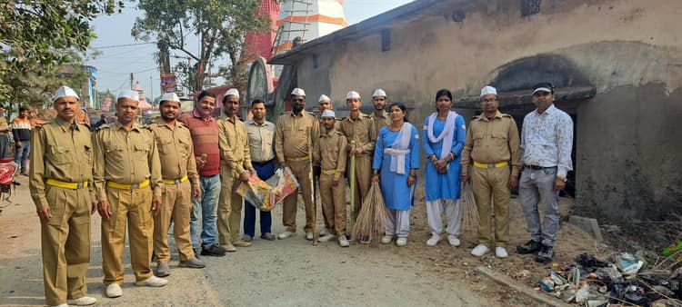 शिवालयों की हो रही साफ-सफाई, सजाये जा रहे शिवालय